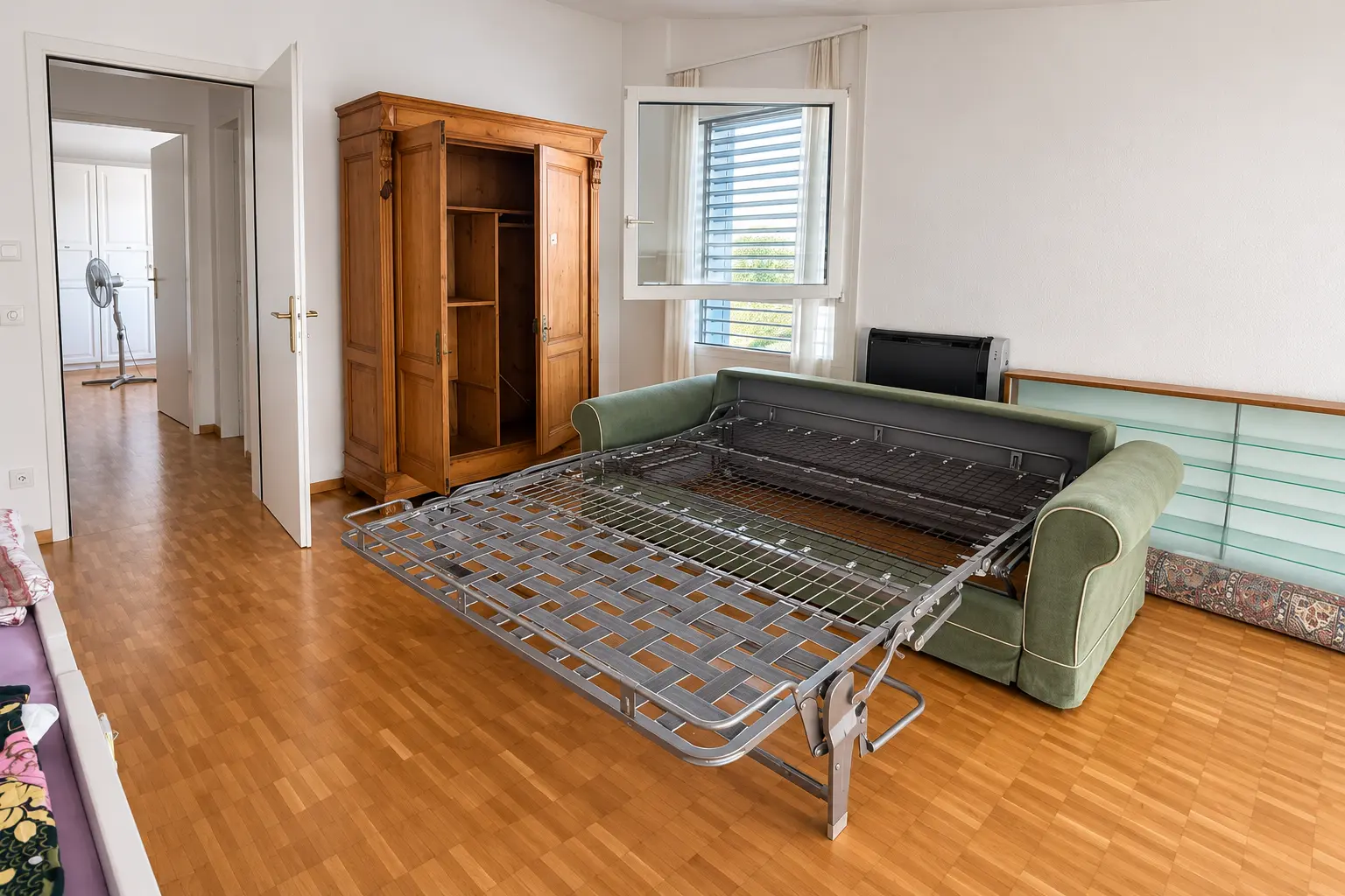 Wohnraum mit Möbeln vor einer Räumung